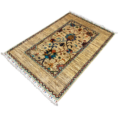 Beige Khorjin rug 126x85 cm with a pattern in the inner field, a colorful border, and white fringes
