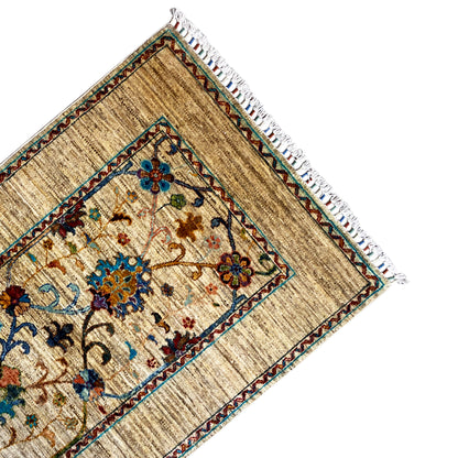 Corner Khorjin carpet 126x85 cm with floral ornament in the central field and white fringed border