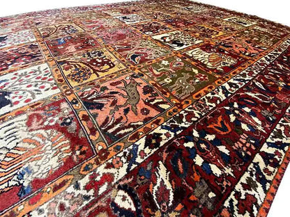 Oriental rug 280x213 cm with multicolored medallion and ornamental pattern