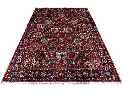 Bakhtiari rug (320x214 cm) spread out fully, dark background pattern with a distinct border.