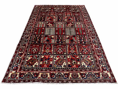 Rectangular Bakhtiari oriental rug: red field with clear frames and border design