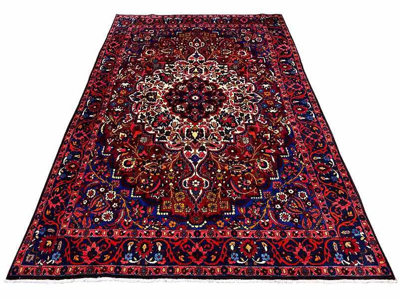 Bakhtiari rug (319x207 cm) viewed from above: red background with a central ornament and border