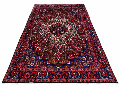 Bakhtiari rug (319x207 cm) viewed from above: red background with a central ornament and border