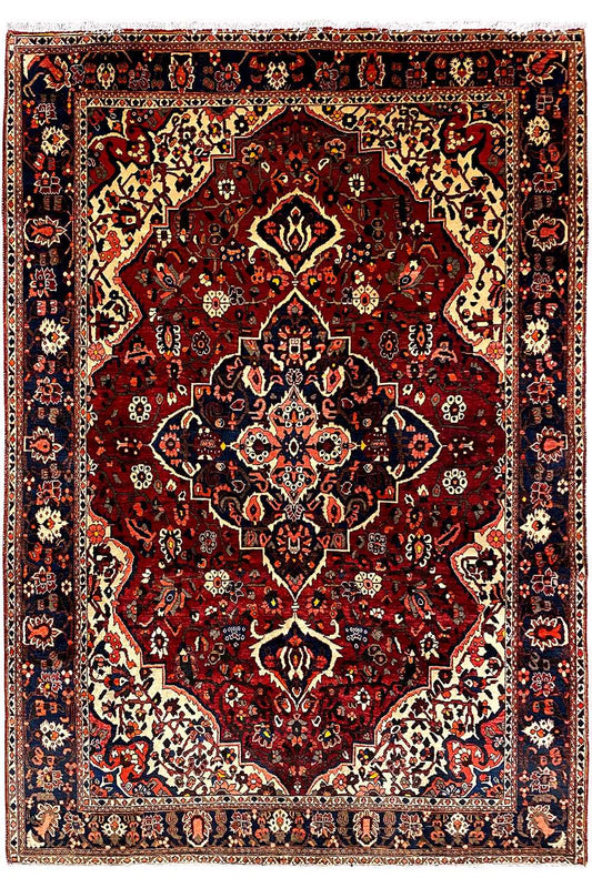 Bakhtiari rug, rectangular, red with medallion pattern and decorative border, 306×207 cm
