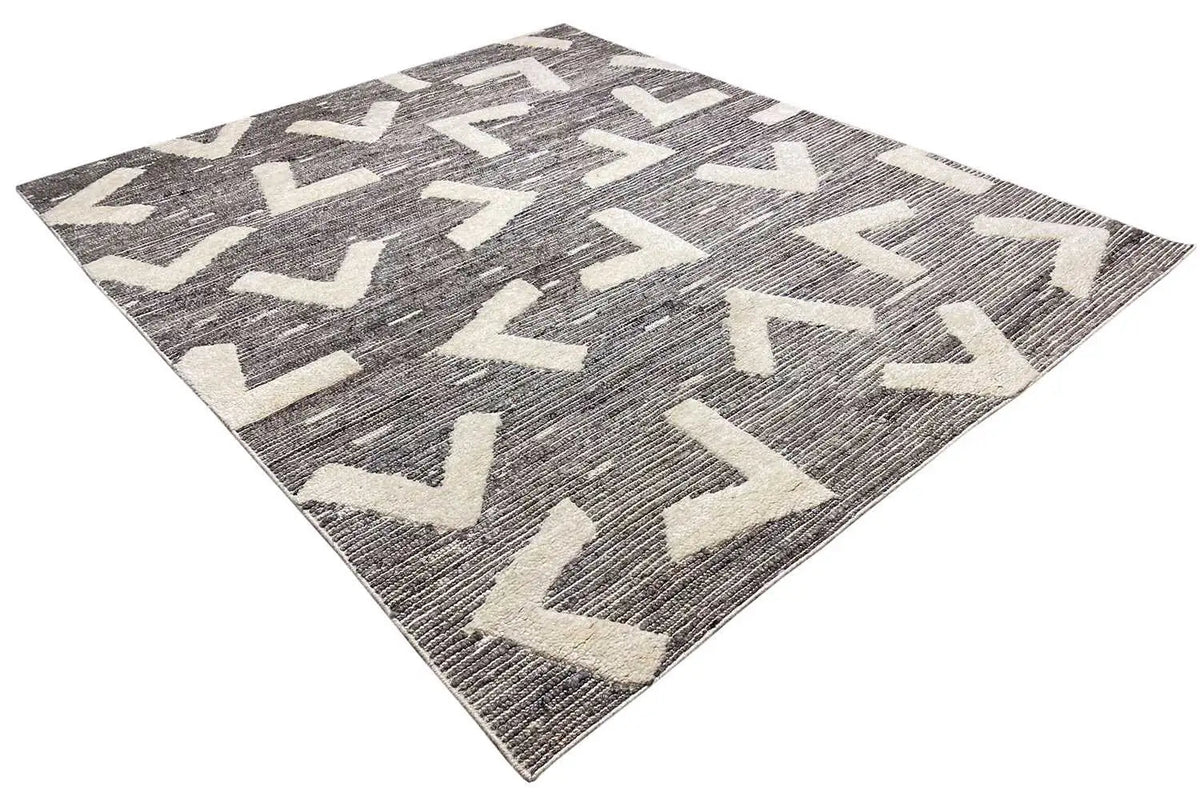 Berber rug, gray-white hook pattern, diagonal view on the floor