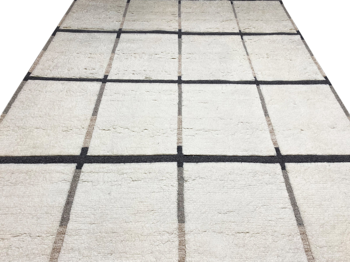 Berber-Teppich Detailansicht: creme Flächen, dunkle Linien im Karomuster