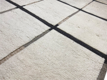 Berber-Teppich Detail: creme Karo mit dunklen Kreuzungslinien und sichtbarer Struktur