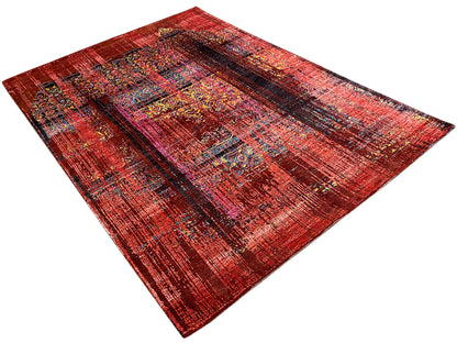Designer-Teppich, rötliches Muster mit strukturierten Streifen und Ornamenten, diagonale Ansicht