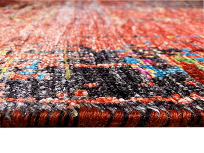Teppichflor Nahaufnahme: Textur mit farbigen Fäden, rot-brauner Grund und dunkle Akzentzone