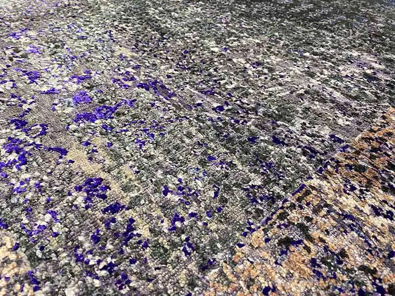 Designer rug 300x246 cm in shades of gray with numerous blue-violet dots and a marled texture