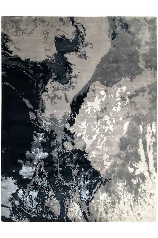 Rug with a large, abstract contrasting pattern in gray and dark blue