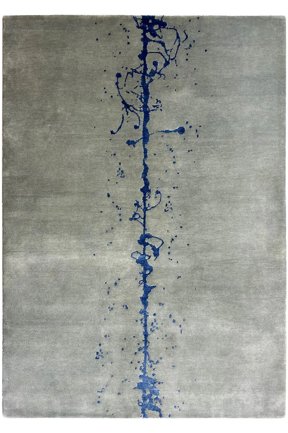Rug 153x209 cm with a gray background and a central blue ink line with speckles.