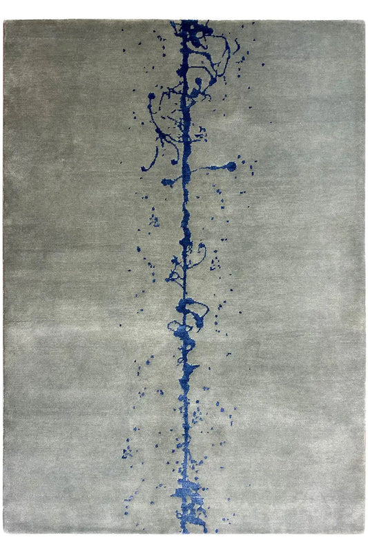 Rug 153x209 cm with a gray background and a central blue ink line with speckles.
