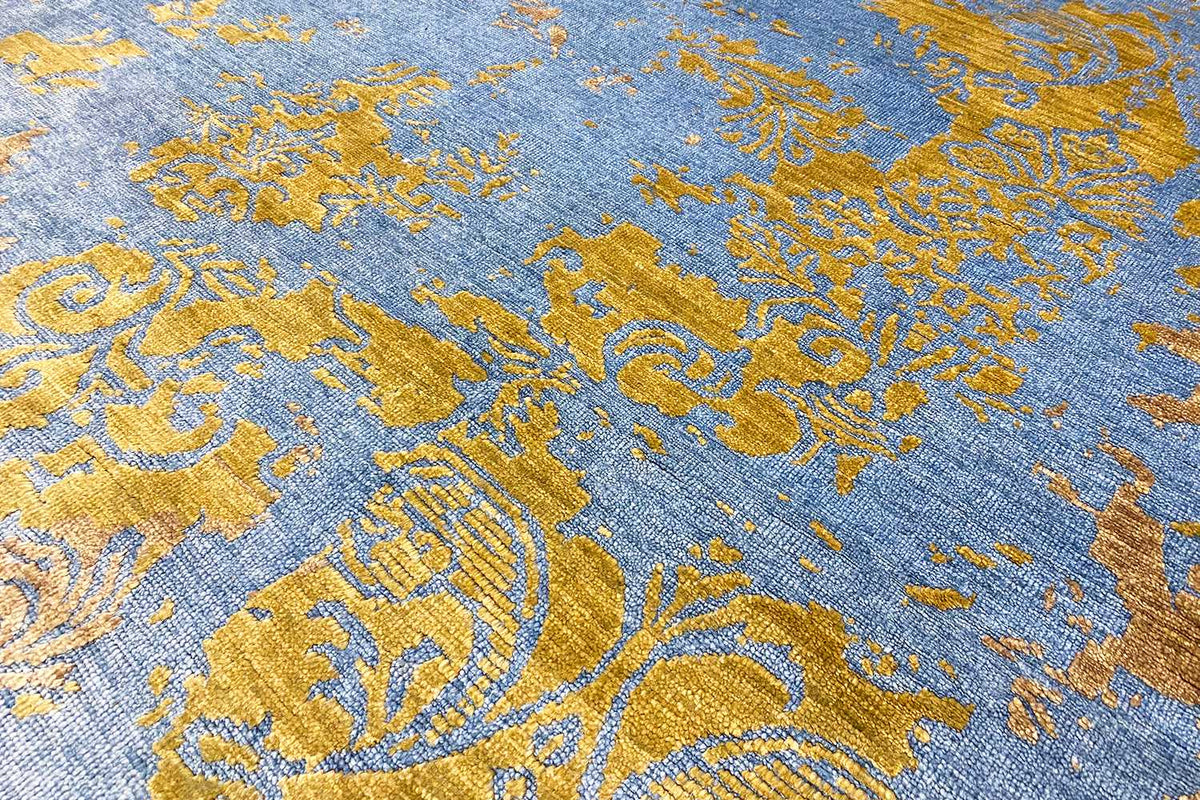 Carpet 365 x 275 cm: Detailed ornamental pattern in gold on a blue background