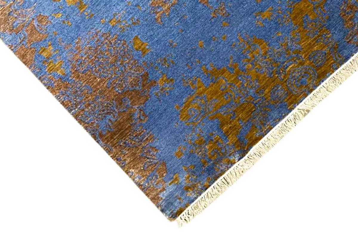 Rug 365 x 275 cm: Corner with fringe and blue-and-gold ornamental pattern
