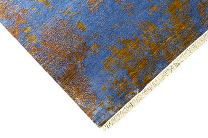 Rug 365 x 275 cm: Corner with fringe and blue-and-gold ornamental pattern