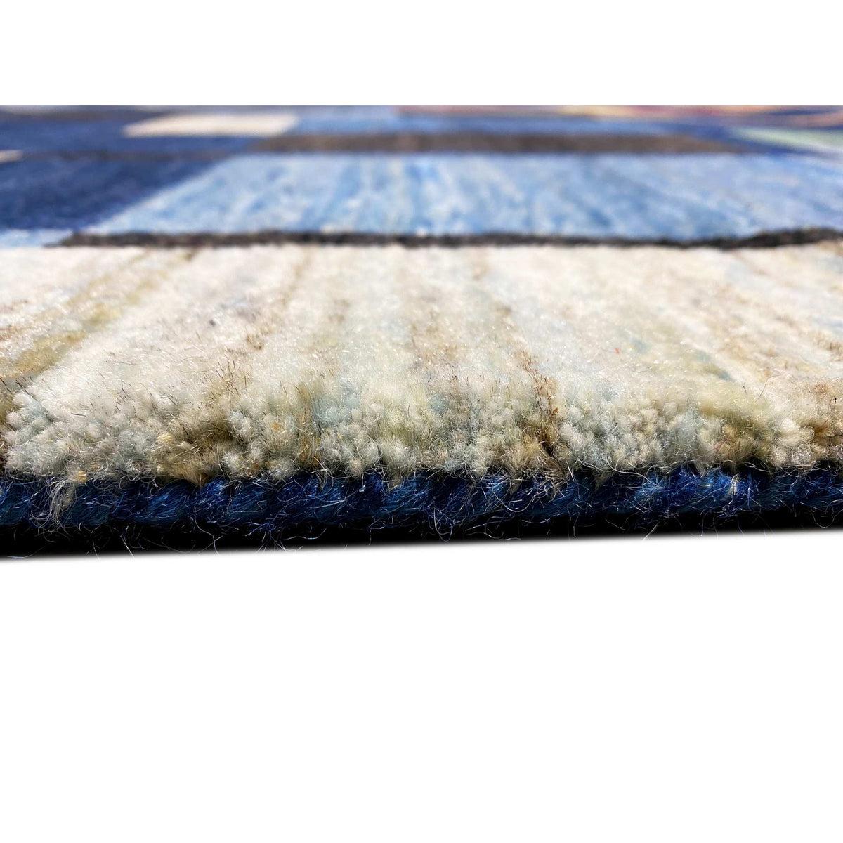 Carpet edge with pile and seam: back with a beige border accented in blue