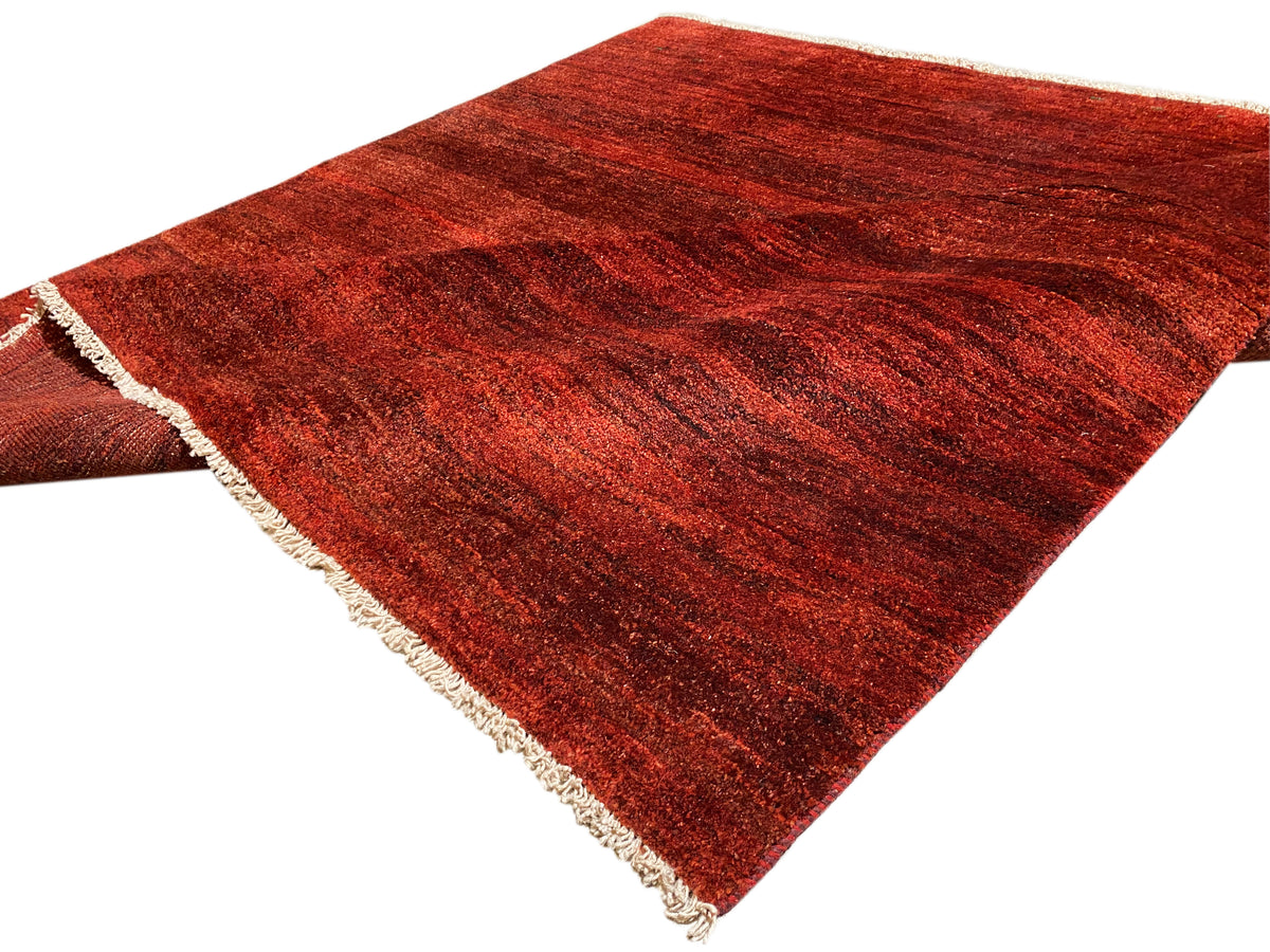Roter Gabbeh-Teppich Eckansicht mit fransiger Einfassung und gleichmäßiger Oberfläche