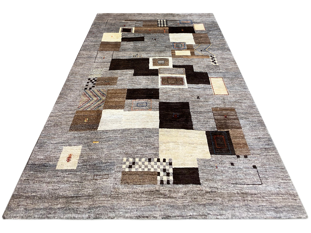 Gabbeh-Teppich 291x204 cm mit geometrischem Muster aus grau-, beige- und dunklen Quadraten