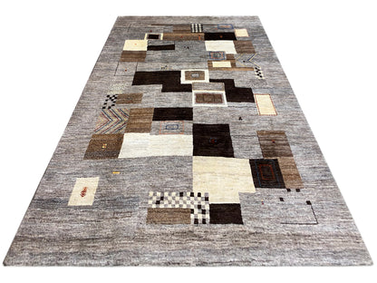 Gabbeh-Teppich 291x204 cm mit geometrischem Muster aus grau-, beige- und dunklen Quadraten