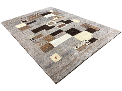 Gabbeh-Teppich mit grauem Grund, Beige- und Dunkelbraun-Elementen in Blockoptik