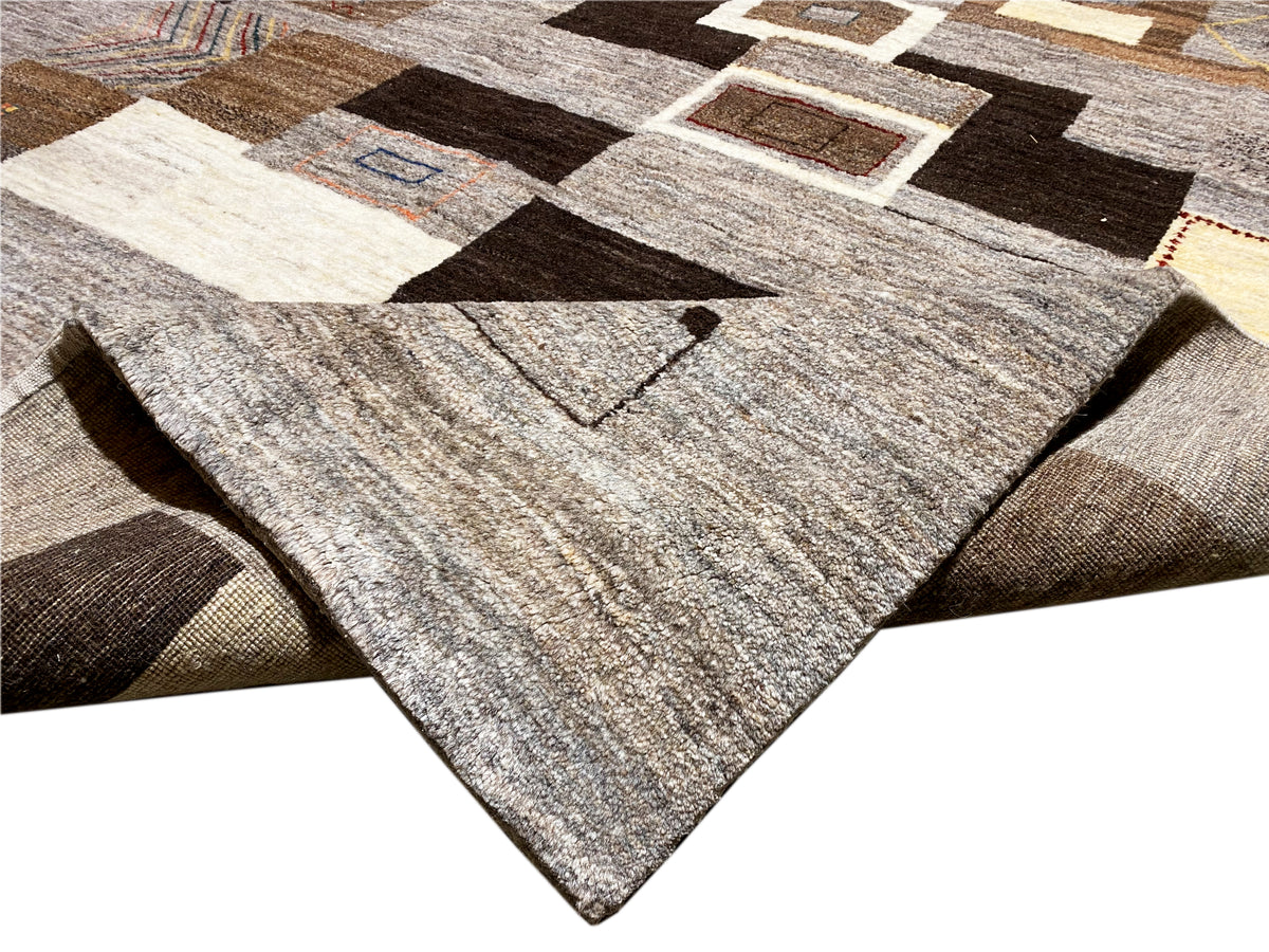 Gabbeh-Teppich Eckansicht mit geometrischen Mustern in Grau, Beige und Dunkelbraun