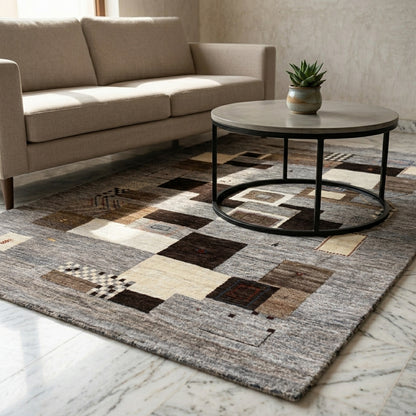 Gabbeh-Teppich mit abstraktem Patchwork-Muster in Grau, Beige und Dunkelbraun