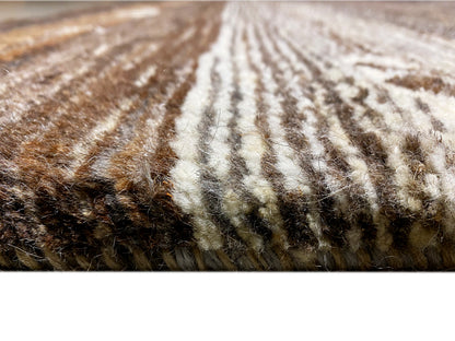 Nahaufnahme Flor: Gabbeh-Teppich mit braun-grauen Streifen und dichter Textur