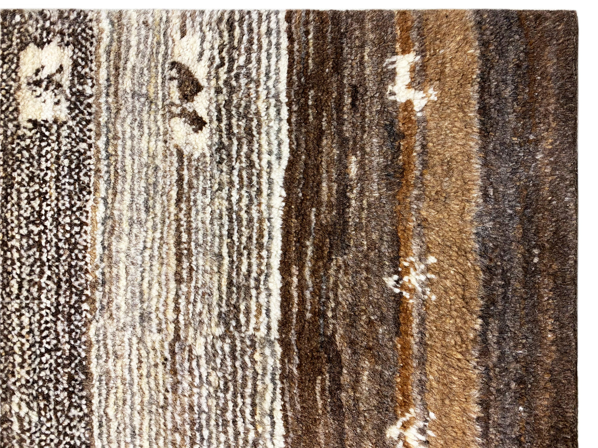 Nahansicht Gabbeh-Teppich: braune, beige und graue Streifen mit kleinen Motiven