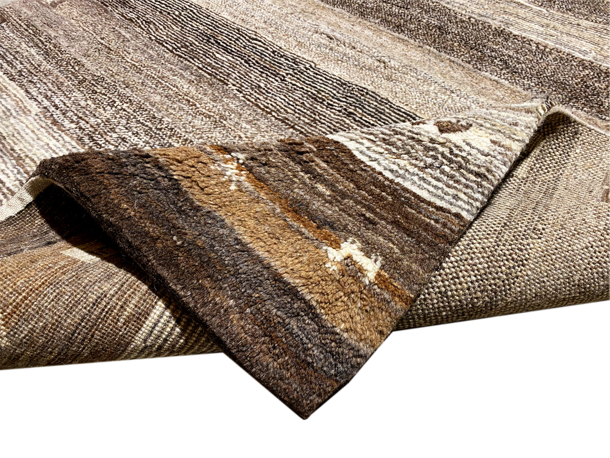 Gabbeh-Teppich mit eingerollter Ecke, braun-beige Streifen und strukturierter Oberfläche