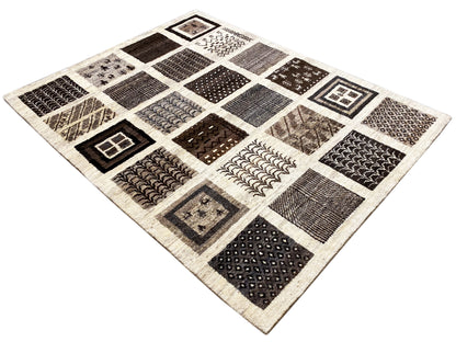 Gabbeh-Teppich 198x150 cm mit geometrischem Patchwork aus dunklen Mustern auf hellem Grund