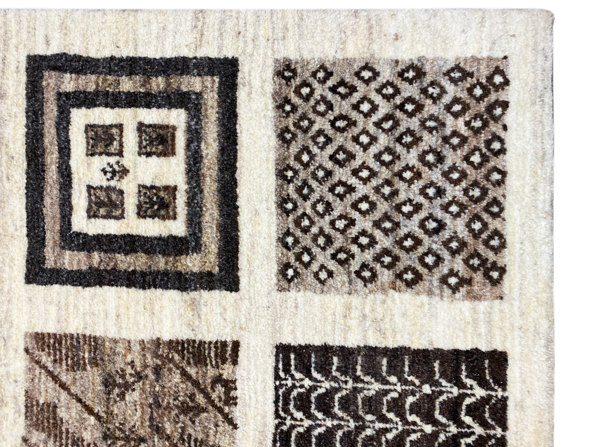 Gabbeh-Teppich 198x150 cm Nahaufnahme mit quadratischen Ornamenten und Rauten