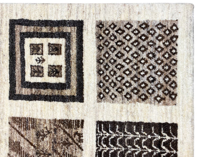 Gabbeh-Teppich 198x150 cm Nahaufnahme mit quadratischen Ornamenten und Rauten