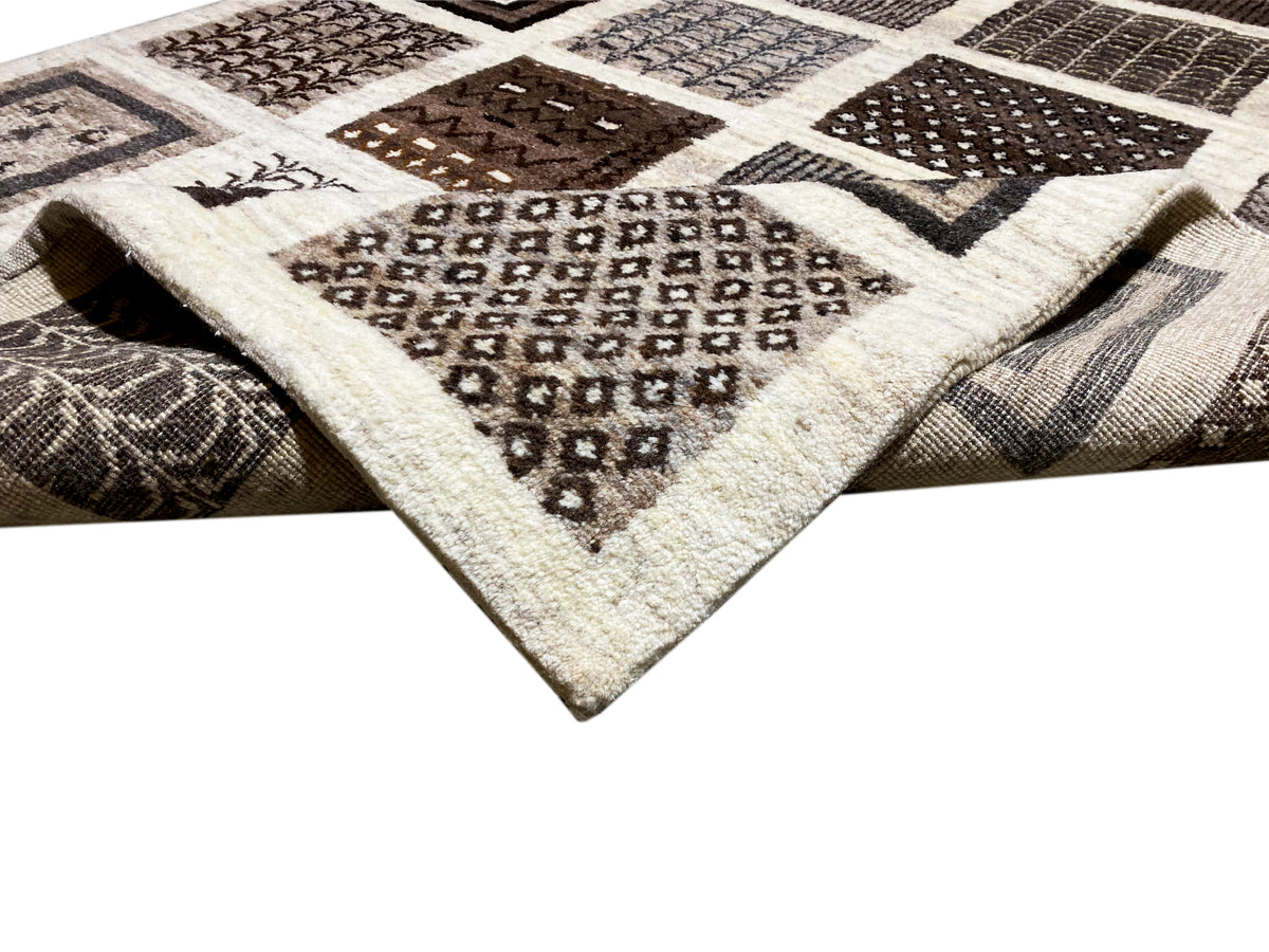 Gabbeh-Teppich 198x150 cm: Eckdetail mit dunklem Patchwork-Motiv auf hellem Untergrund