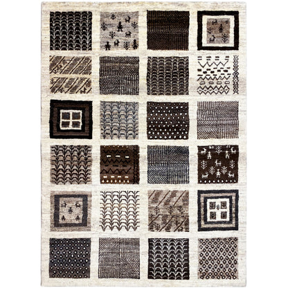 Gabbeh-Teppich 198x150 cm, frontale Ansicht: Patchwork-Quadrate in Schwarz und Braun
