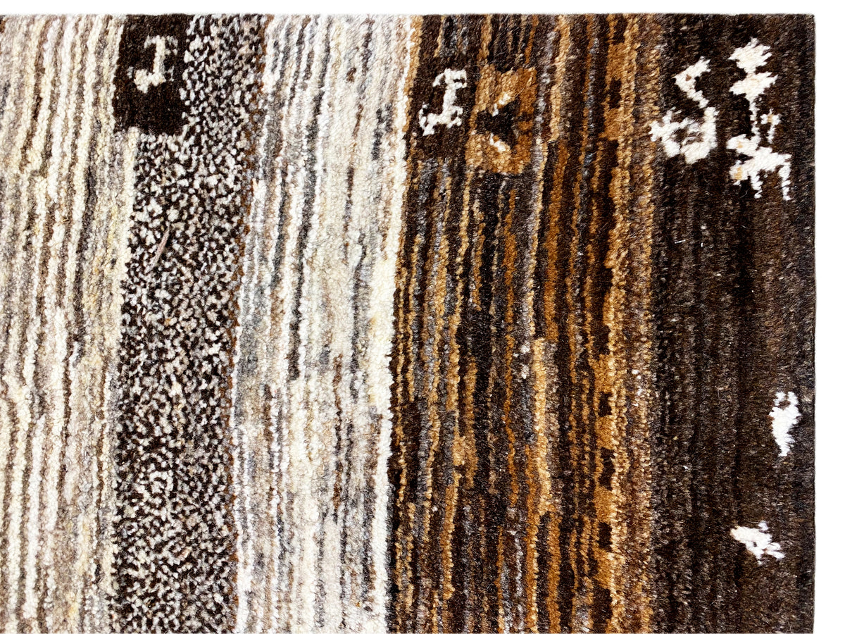 Teppich-Detail: dichtes Strickgewebe mit vertikalen Streifen in Braun, Beige und Grau