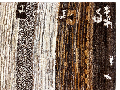 Teppich-Detail: dichtes Strickgewebe mit vertikalen Streifen in Braun, Beige und Grau