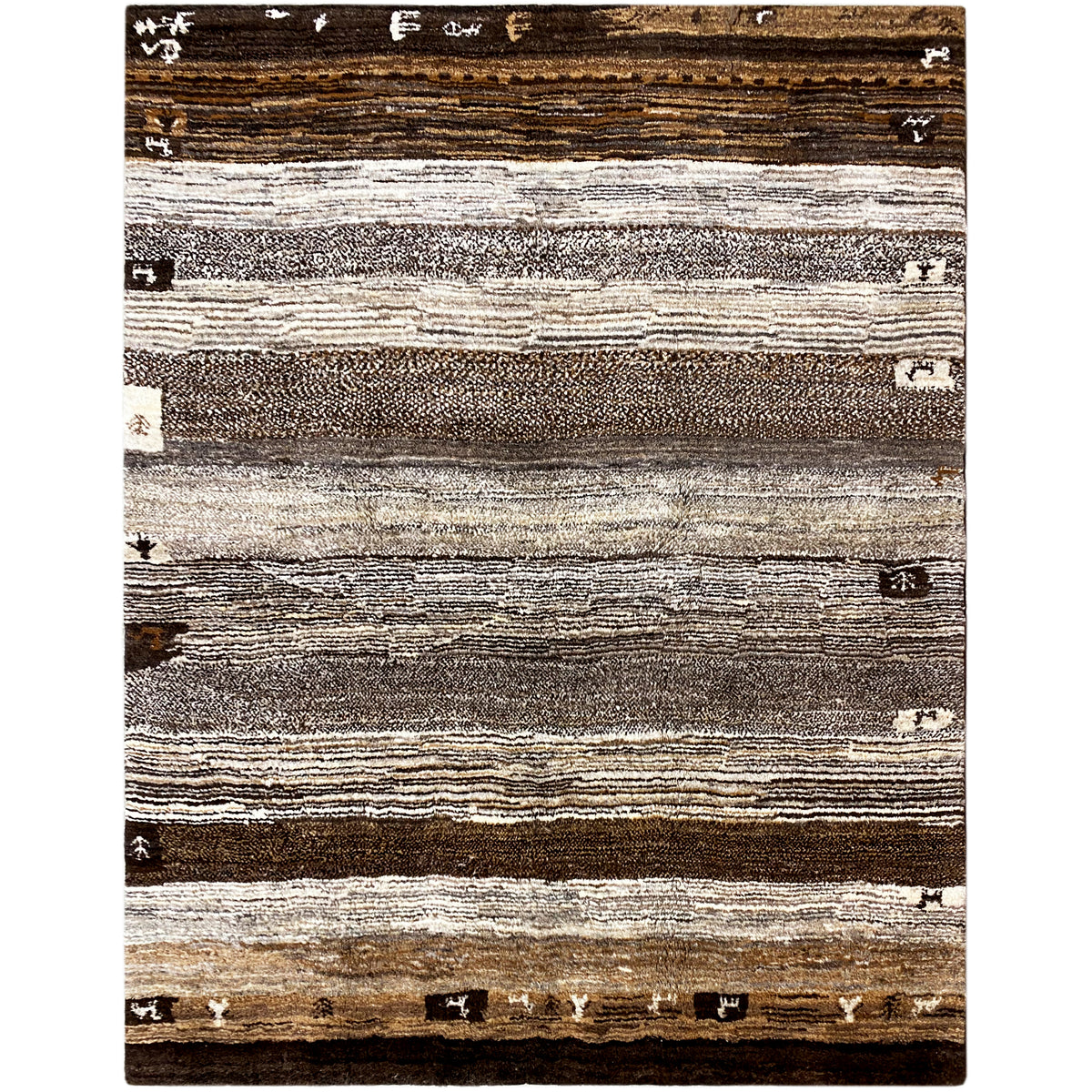 Teppich frontal: horizontale Streifen mit kleinen Symbolmotiven in Braun, Beige und Grau