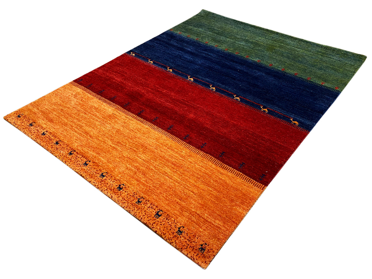 Gabbeh-Teppich 230x172 cm diagonal ausgebreitet mit Akzenten in Rot, Blau und Orange