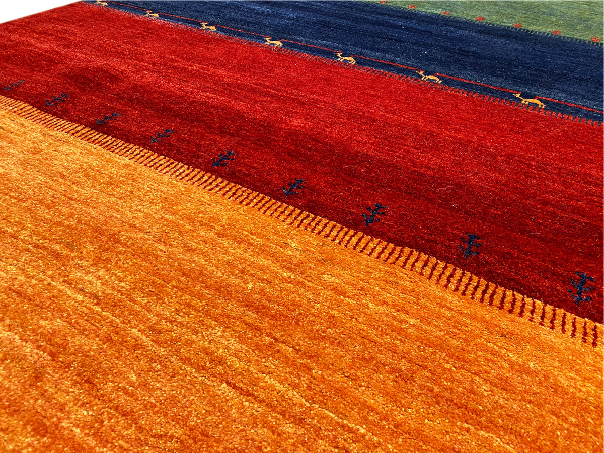 Gabbeh-Teppich 230x172 cm Detail: breite rote Fläche mit blauer und orangefarbener Bordüre