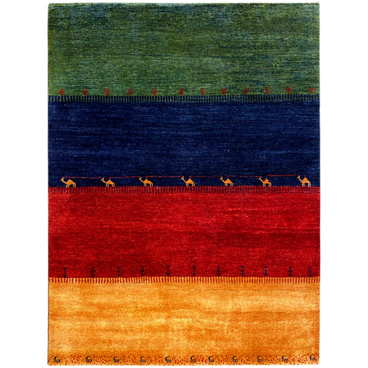 Teppich mit mehrfarbigen Streifen in Grün, Blau, Rot und Ocker, mit Fransenrand.