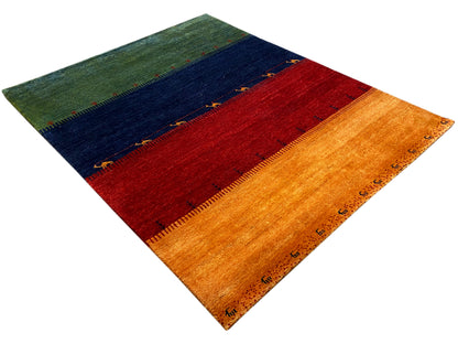 Teppich ausgebreitet im Diagonalbild: Ocker, Rot, Dunkelblau und Grün mit Linienrand.