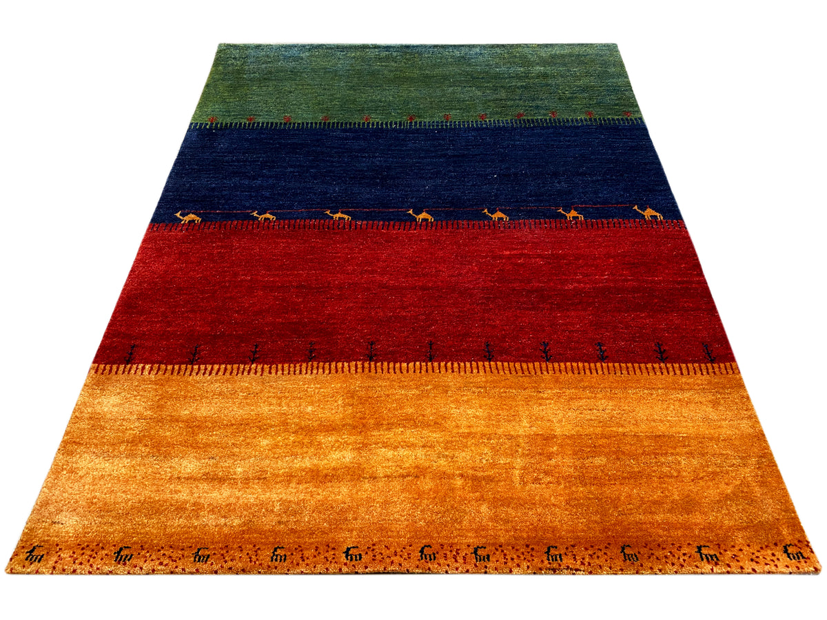 Teppich mit horizontalen Balken: Grün, Blau, Rot und Ocker, gleichmäßiger Saum an den Kanten.