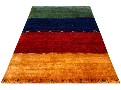 Teppich mit horizontalen Balken: Grün, Blau, Rot und Ocker, gleichmäßiger Saum an den Kanten.