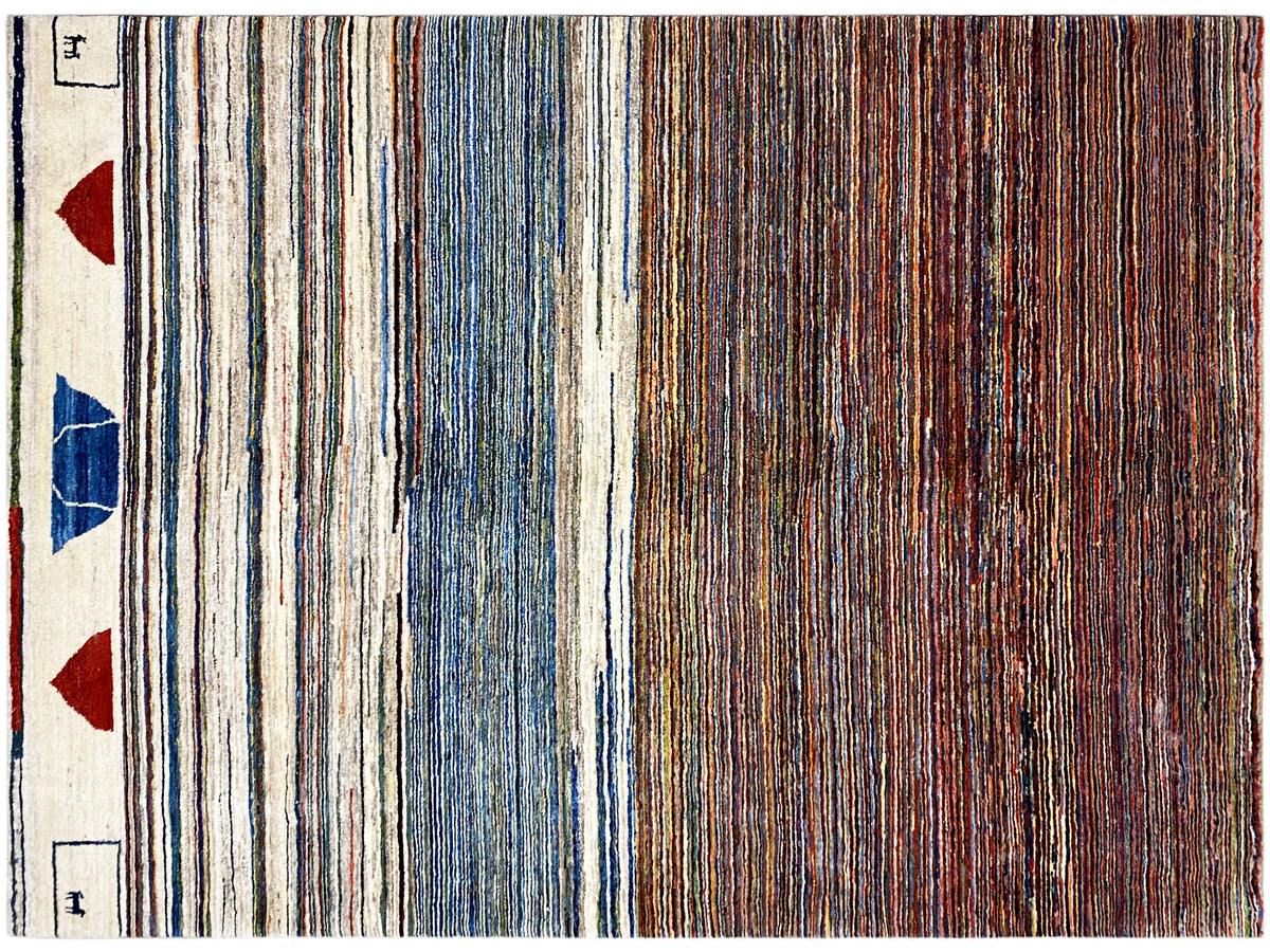 Gabbeh-Teppich Nahansicht: vertikale, mehrfarbige Linien mit roten und blauen Mustern.