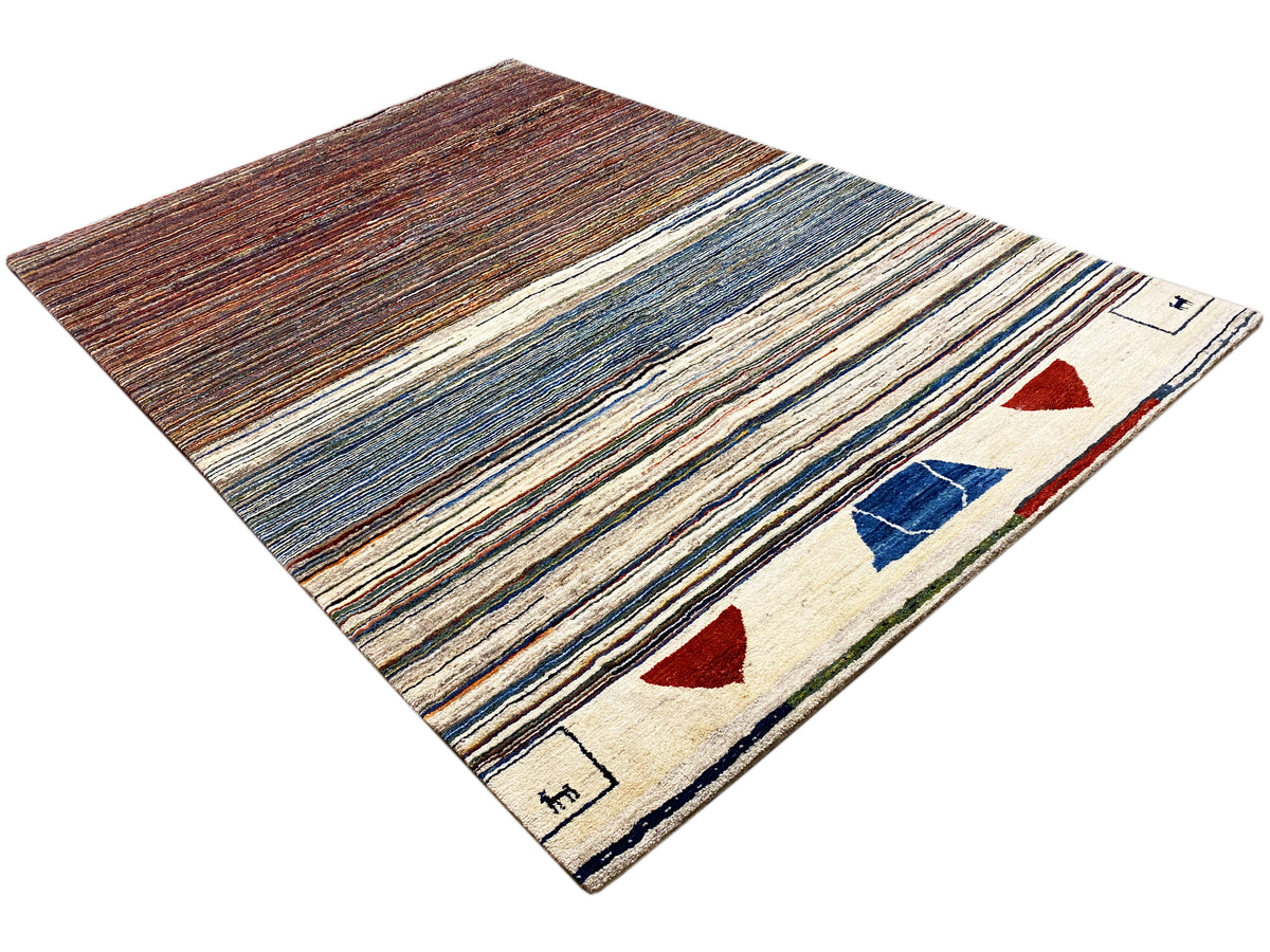 Gabbeh-Teppich in Creme, Blau und Braun mit Streifen und roten/blauen Dreiecken, rechteckig.