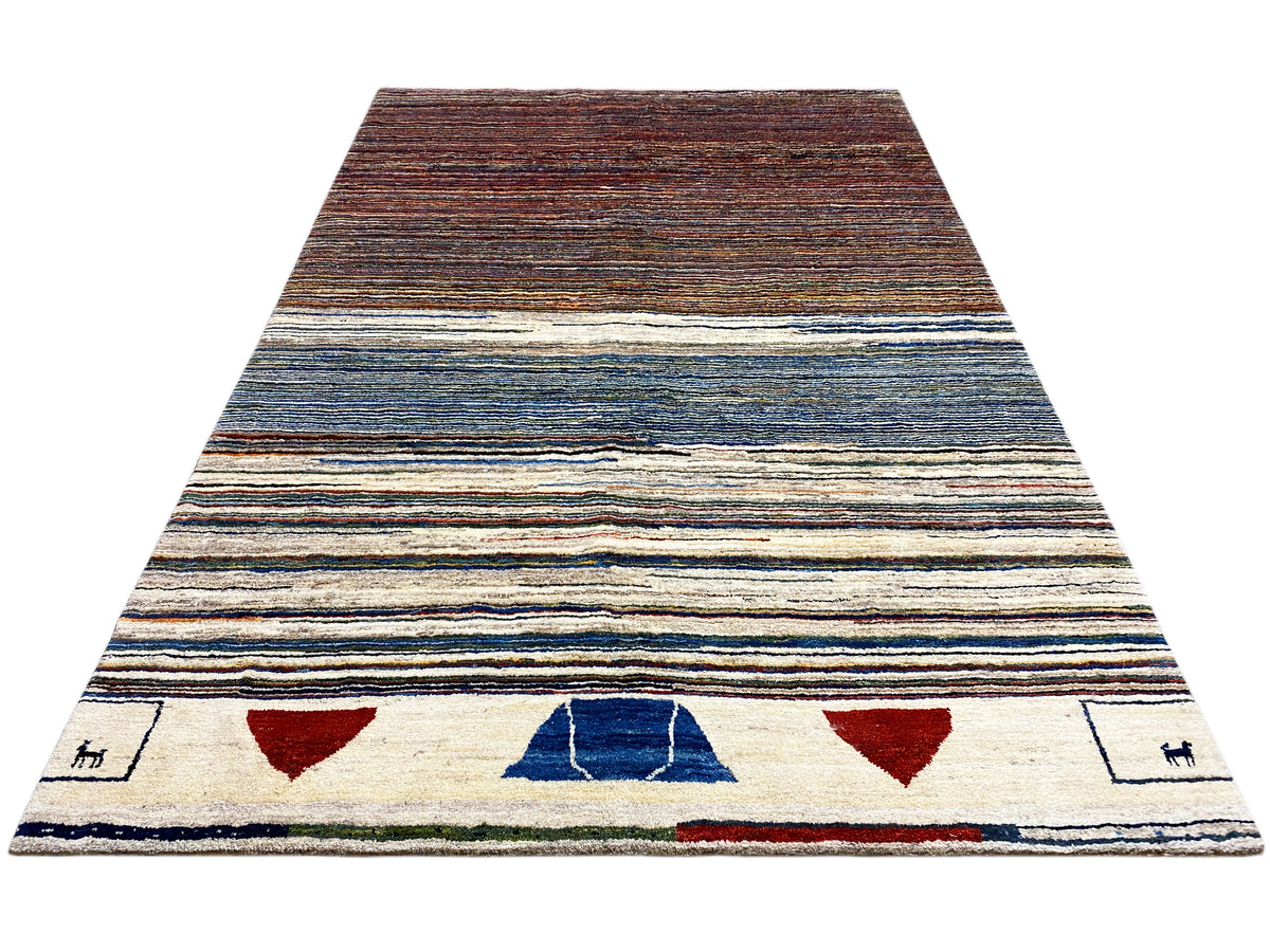 Gabbeh-Teppich mit horizontalen Streifen in Blau, Creme und Braun sowie roten Farbfeldern.