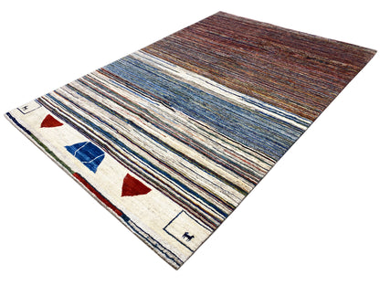 Gabbeh-Teppich mit Diagonalstreifen in Blau, Braun und Creme, dazu rote und blaue Dreiecke.