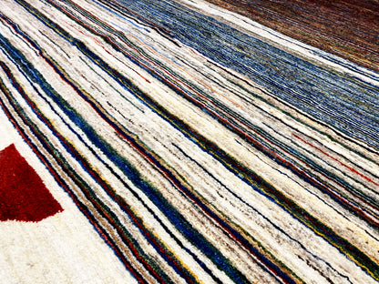 Gabbeh-Teppich Detailansicht: dichtes Streifenmuster in Creme, Blau und Braun.