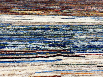 Gabbeh-Teppich Nahansicht: horizontale Streifen in Braun, Blau und Creme mit feinen Kontrasten.
